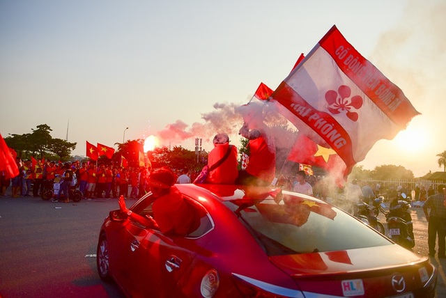 Cổ động viên sớm nhuộm đỏ Mỹ Đình trước trận bán kết AFF Cup 2018 - 10 Những cổ động viên đến từ thành phố Hoa Phượng Đỏ (Hải Phòng) cùng cổ vũ cho đội tuyển Việt Nam trong trận đấu tối nay.