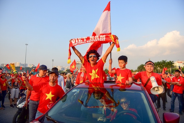 Cổ động viên sớm nhuộm đỏ Mỹ Đình trước trận bán kết AFF Cup 2018 - 11 Cổ động viên sớm nhuộm đỏ Mỹ Đình trước trận bán kết AFF Cup 2018 - 11