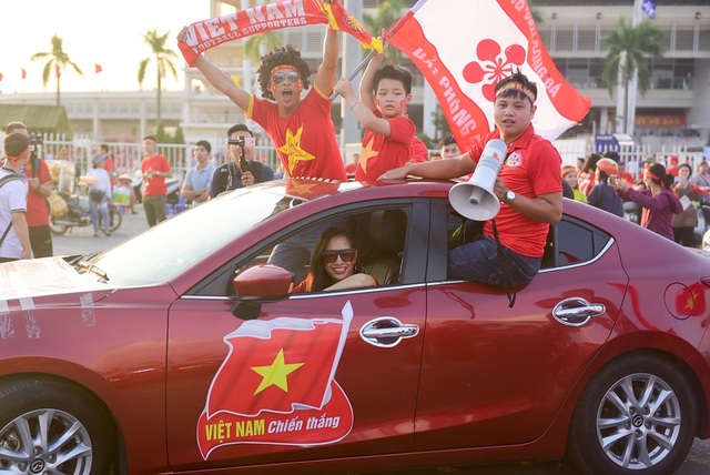 Cổ động viên sớm nhuộm đỏ Mỹ Đình trước trận bán kết AFF Cup 2018 - 9 Cổ động viên sớm nhuộm đỏ Mỹ Đình trước trận bán kết AFF Cup 2018 - 9