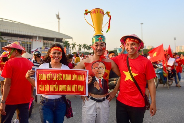 Cổ động viên sớm nhuộm đỏ Mỹ Đình trước trận bán kết AFF Cup 2018 - 8 Một cổ động viên vẽ chân dung HLV Park Hang-seo lên người để thầm cảm ơn ông là người dẫn dắt đội tuyển Việt Nam vào trận bán kết AFF Cup 2018.