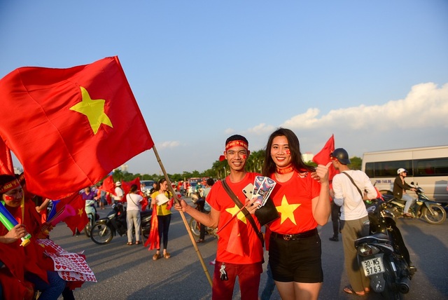 Cổ động viên sớm nhuộm đỏ Mỹ Đình trước trận bán kết AFF Cup 2018 - 7 Anh Vũ Đoàn (Thanh Hà, Hải Dương) cùng bạn đến sân vận động tiếp lửa cho đội tuyển Việt Nam. Tôi đi từ Hải Dương lên sân vận động Mỹ Đình từ trưa, tôi đến sớm để được hòa mình vào không khí cổ vũ cho đội tuyển nhà thi đấu tốt. Tôi dự đoán tỷ số đội Việt Nam sẽ thắng đội Philippines 2-0.