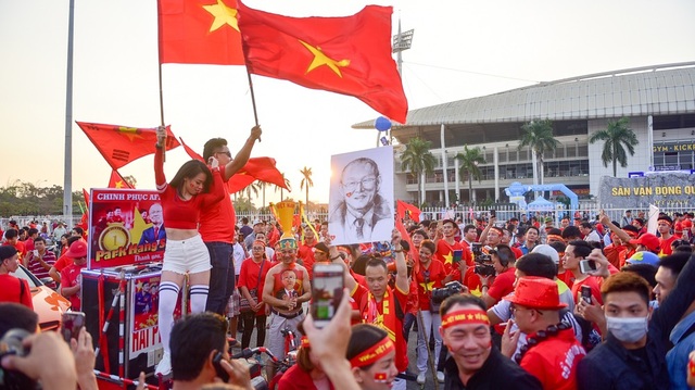 Cổ động viên sớm nhuộm đỏ Mỹ Đình trước trận bán kết AFF Cup 2018 - 13 Một nhóm cổ động viên nhảy múa trước nhiều tiếng hô vang Việt Nam vô địch.