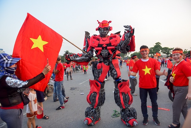 Cổ động viên sớm nhuộm đỏ Mỹ Đình trước trận bán kết AFF Cup 2018 - 12 Cổ động viên hóa trang thành robot Transformers đến Mỹ Đình.