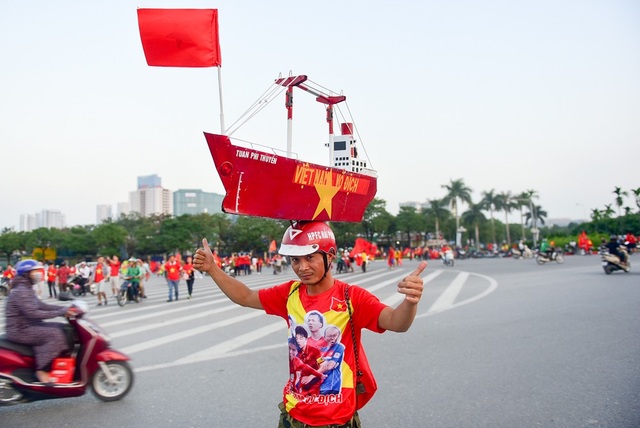 Cổ động viên sớm nhuộm đỏ Mỹ Đình trước trận bán kết AFF Cup 2018 - 15 Một cổ động viên đến từ Hải Phòng đội trên đầu chiếc thuyền ghi dòng chữ Việt Nam vô địch.