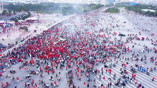 Cổ động viên sớm nhuộm đỏ Mỹ Đình trước trận bán kết AFF Cup 2018 - 2 Trận đấu được diễn ra lúc 19h30 tối nay.