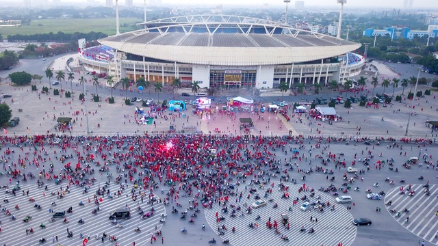 Cổ động viên sớm nhuộm đỏ Mỹ Đình trước trận bán kết AFF Cup 2018 - 1
Từ 16h chiều nay, hàng nghìn cổ động viên đã đổ về sân vận động Quốc gia Mỹ Đình để cổ vũ cho đội tuyển Việt Nam gặp Philippines trong trận lượt về bán kết AFF Cup 2018.