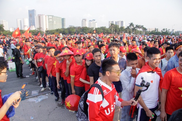 Cổ động viên sớm nhuộm đỏ Mỹ Đình trước trận bán kết AFF Cup 2018 - 5 Hàng chục nghìn cổ động viên xếp hàng dài vào sân vận động Mỹ Đình.