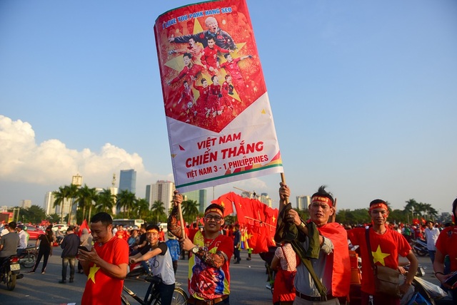 Cổ động viên sớm nhuộm đỏ Mỹ Đình trước trận bán kết AFF Cup 2018 - 14 Băng rôn dự đoán dự số trận tới Việt Nam 3-1 Philippines.