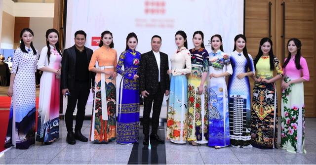 “Quỳnh Búp bê”, Á hậu Huyền My catwalk BST áo dài của NTK Đỗ Trịnh Hoài Nam - 12 Minh Tiệp là người góp phần làm nên thành công của buổi biểu diễn, anh có mặt từ rất sớm thị phạm cho những người mẫu Việt Nam và Hàn Quốc. Không chỉ là một diễn viên được yêu thích với vai diễn Vũ mặt sắt trong phim Quỳnh Búp Bê, Minh Tiệp còn là một đạo diễn của những sự kiện lớn.