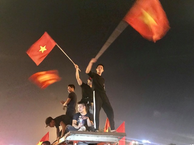 Cổ động viên lái máy cày trước sân Mỹ Đình ăn mừng chiến thắng - 7 Cổ động viên lái máy cày trước sân Mỹ Đình ăn mừng chiến thắng - 7