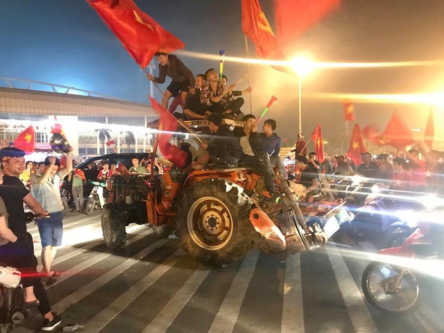 Cổ động viên lái máy cày trước sân Mỹ Đình ăn mừng chiến thắng - 5 Cổ động viên lái máy cày trước sân Mỹ Đình ăn mừng chiến thắng - 5