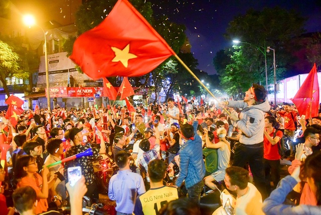 Cổ động viên Việt Nam hạnh phúc tột cùng sau khi vào chung kết AFF Cup 2018 - 7 Không khí ăn mừng chiến thắng cuồng nhiệt.