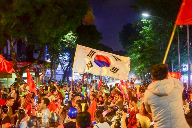 Cổ động viên Việt Nam hạnh phúc tột cùng sau khi vào chung kết AFF Cup 2018 - 8
Không chỉ có lá cờ đỏ sao vàng, nhiều người còn cầm theo lá cờ nước Hàn Quốc quê hương cửa HLV Park Hang-seo.