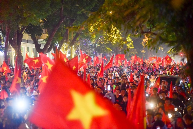 Cổ động viên Việt Nam hạnh phúc tột cùng sau khi vào chung kết AFF Cup 2018 - 3 Trên ngã tư Tràng Tiền rợp cờ đỏ sao vàng.