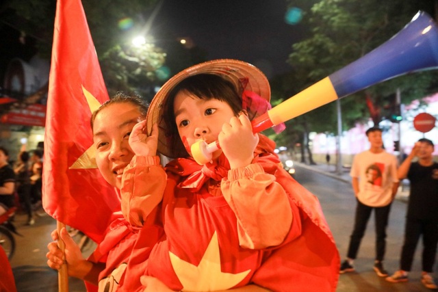 Cổ động viên Việt Nam hạnh phúc tột cùng sau khi vào chung kết AFF Cup 2018 - 9 Không những chỉ có những cổ động viên lớn tuổi, những cổ động viên nhí cũng xuống đường hòa mình vào không khí chiến thắng.