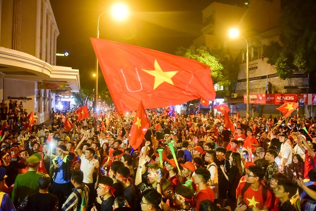 Cổ động viên Việt Nam hạnh phúc tột cùng sau khi vào chung kết AFF Cup 2018 - 2 Mọi người đều mang theo cờ đỏ sao vàng, thổi còi hô vang Việt Nam vô địch.