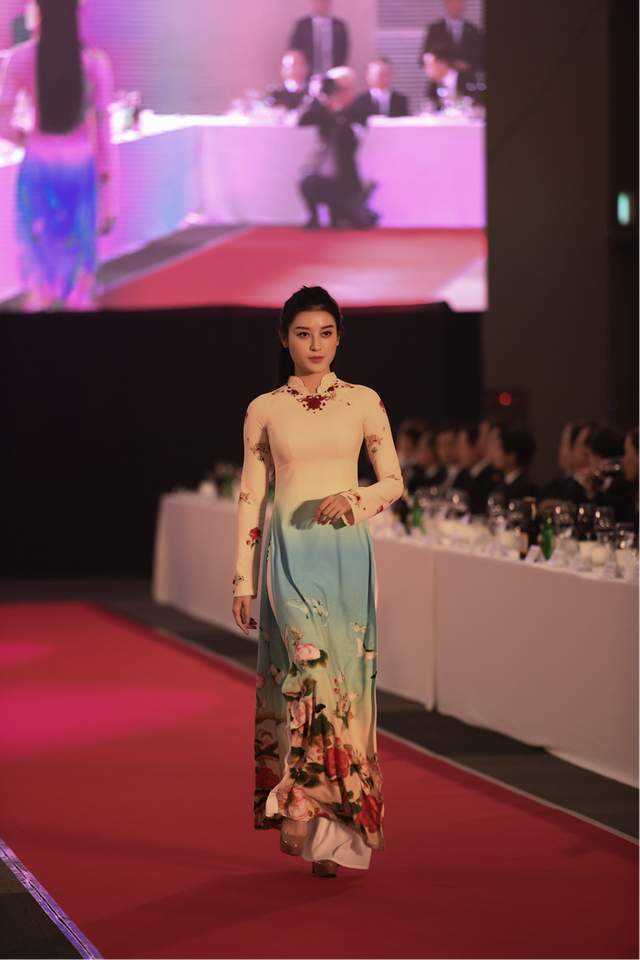 “Quỳnh Búp bê”, Á hậu Huyền My catwalk BST áo dài của NTK Đỗ Trịnh Hoài Nam - 6 Những hoạ tiết hoa văn truyền thống Hàn Quốc ấn tượng được khắc hoạ trên tà áo dài Việt.