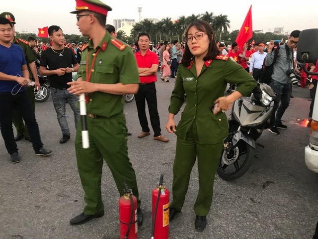 Hà Nội: Công an xử lý nhiều trường hợp đốt pháo sáng tại SVĐ Mỹ Đình - 6
Bình cứu hỏa được mang tới để dập pháo sáng.