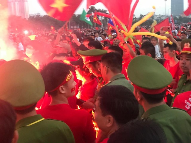 Hà Nội: Công an xử lý nhiều trường hợp đốt pháo sáng tại SVĐ Mỹ Đình - 4
Đám đông hò hét và đốt pháo sáng ngay trước mặt lực lượng chức năng, nhưng rất khó phát hiện là ai vì số lượng CĐV quá đông.