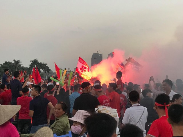 Hà Nội: Công an xử lý nhiều trường hợp đốt pháo sáng tại SVĐ Mỹ Đình - 2 Hà Nội: Công an xử lý nhiều trường hợp đốt pháo sáng tại SVĐ Mỹ Đình - 2