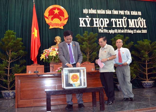 Phó chủ tịch thường trực UBND tỉnh có số phiếu tín nhiệm thấp nhất - 2 Các đại biểu HĐND tỉnh Phú Yên bỏ phiếu tín nhiệm đối với 27 người giữ chức vụ được HĐND bầu