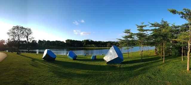 Art In The Forest 2018: Khu rừng nghệ thuật độc đáo nằm giữa thiên nhiên xanh cổ tích - 1 Các tác phẩm tại triển lãm như những mảnh ghép hài hoà của không gian. (Ảnh: Nhà báo Nguyễn Xuân Bình)
