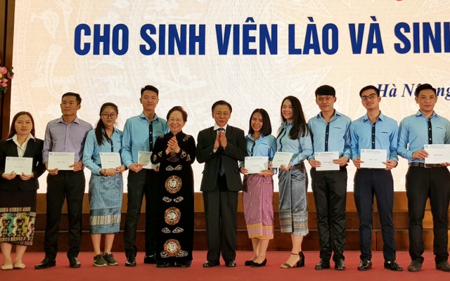 TƯ Hội Khuyến học Việt Nam trao 120 suất học bổng cho sinh viên Lào - 2
GS.TS Nguyễn Thị Doan cùng ngài Tham tán công sứ Viêng-Say-Đa-Ra-Sẻn, Đại sứ quán CHDCND Lào trao học bổng cho sinh viên Lào đnag theo học tại Việt Nam.
