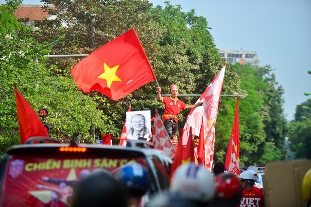 Việt Nam 2-1 Philippines: Chiến thắng ngọt ngào - 42
Đoàn diễu hành qua nhiều tuyến phố lớn như Trần Duy Hưng, Kim Mã, Nguyễn Chí Thanh, Nguyễn Thái Học, Nguyễn Chánh, Hai Bà Trưng... ảnh: Toàn Vũ