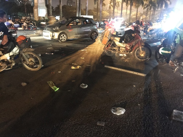 Hà Nội: Rác tràn ngập trước cổng SVĐ Mỹ Đình sau màn ăn mừng của các CĐV Việt Nam - 15
Một số CĐV có ý thức cho rằng, ngoài việc đi bão văn minh, các CĐV nên chú ý tới việc làm và hành động của mình để tránh gây ra những hình ảnh xấu cho giới trẻ sau mỗi sự kiện lớn của đất nước ở trong nước cũng như quốc tế.