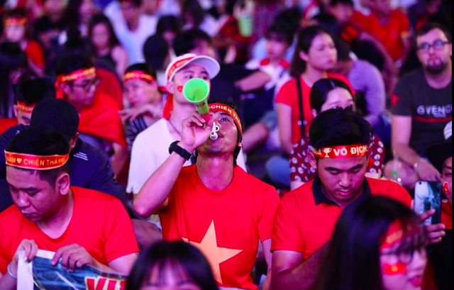 Phố đi bộ Nguyễn Huệ "nêm chặt" người, hàng ngàn CĐV chung niềm tin Việt Nam chiến thắng! - 6
Phố đi bộ Nguyễn Huệ nêm chặt người, hàng ngàn CĐV chung niềm tin Việt Nam chiến thắng!