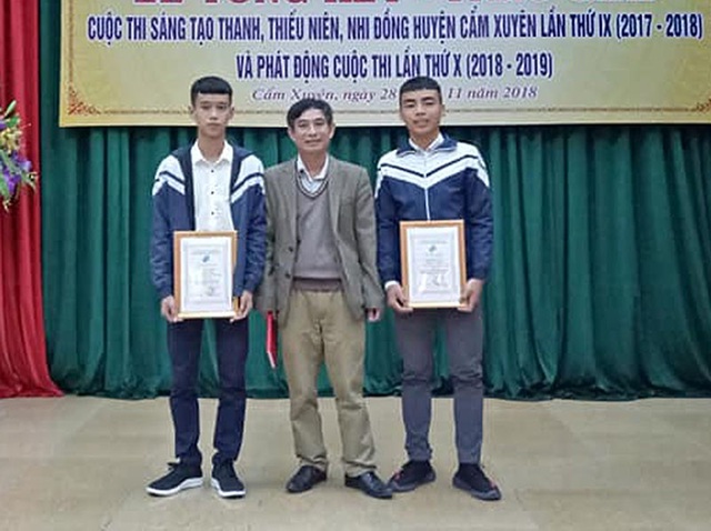 Thầy giáo U50 quay người trên xà đơn khiến học trò thán phục - 2 Thầy Tùng và các học trò nhận giải trong cuộc thi sáng tạo Khoa học Kỹ thuật mới đây.