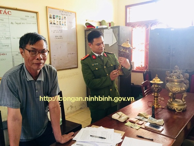“U50" có 4 tiền án chuyên lẻn vào chùa trộm đồ thờ cúng - 1 Đối tượng Lê Văn Thuân cùng tang vật tại cơ quan Công an.