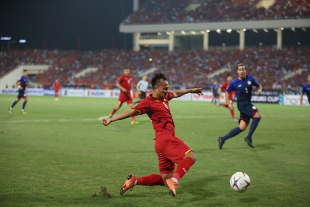Việt Nam 2-1 Philippines: Chiến thắng ngọt ngào - 9
Nỗ lực cứu bóng của Trọng Hoàng