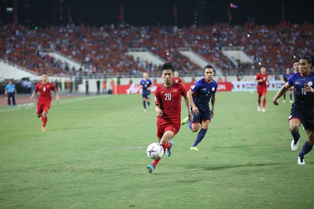 Việt Nam 2-1 Philippines: Chiến thắng ngọt ngào - 11
Phan Văn Đức đi bóng trước sự truy cản của các cầu thủ Philippines