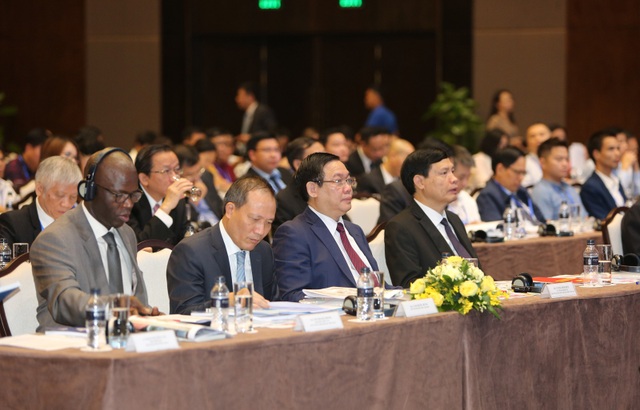 WB: Việt Nam là nền kinh tế mở nhất thế giới - 2 Phó Thủ tướng Vương Đình Huệ, Giám đốc WB tại Việt Nam và lãnh đạo tỉnh Quảng Ninh