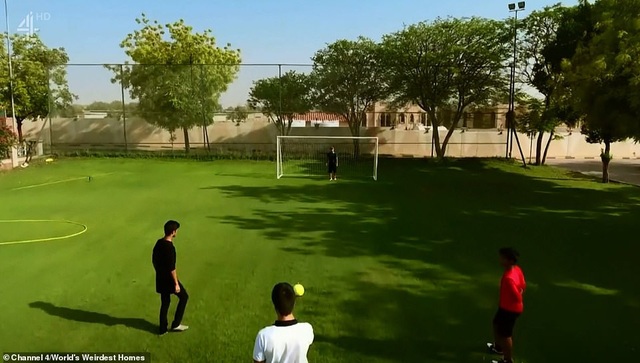 Thiếu gia Dubai với cuộc sống vương giả “không thể tưởng tượng” - 3 Khuôn viên rộng rãi của gia đình và phải di chuyển bằng xe điện