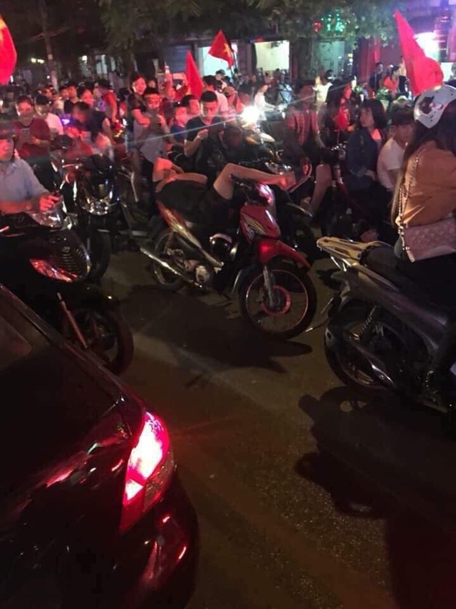 Dân mạng “bùng nổ” sau chiến thắng giúp đội tuyển Việt Nam vào chung kết AFF Cup 2018 - 5 Tranh thủ... chợp mắt để lấy sức “đi bão”