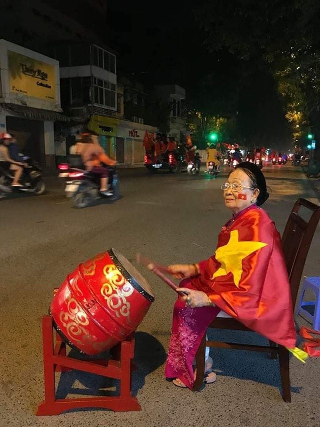 Dân mạng “bùng nổ” sau chiến thắng giúp đội tuyển Việt Nam vào chung kết AFF Cup 2018 - 8 Niềm vui chiến thắng không phân biệt tuổi tác...