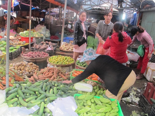 Đà Nẵng kiểm soát thực phẩm vào chợ như thế nào? - 1 Rau, củ, quả ở chợ đầu mối Hòa Cường...