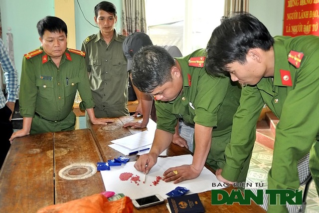 Bắt người đàn ông nước ngoài mang ma túy đá vào Việt Nam tiêu thụ - 3 Lực lượng chức năng phân đếm số ma túy mà đối tượng Neeng Po Dang mang vào Việt Nam tiêu thụ