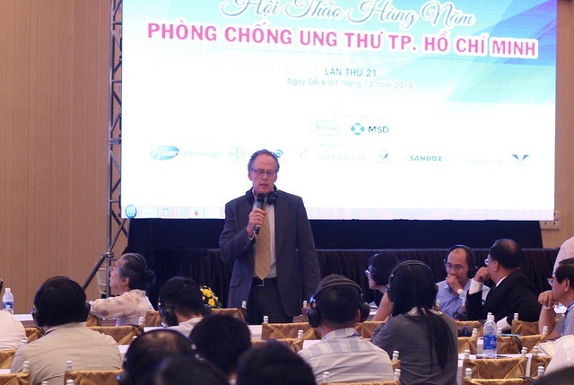 Nhiều kỹ thuật mới trong điều trị ung thư - 2 Nhiều chuyên gia đầu ngành của các nước đã giới thiệu các phương pháp mới trong điều trị ung thư