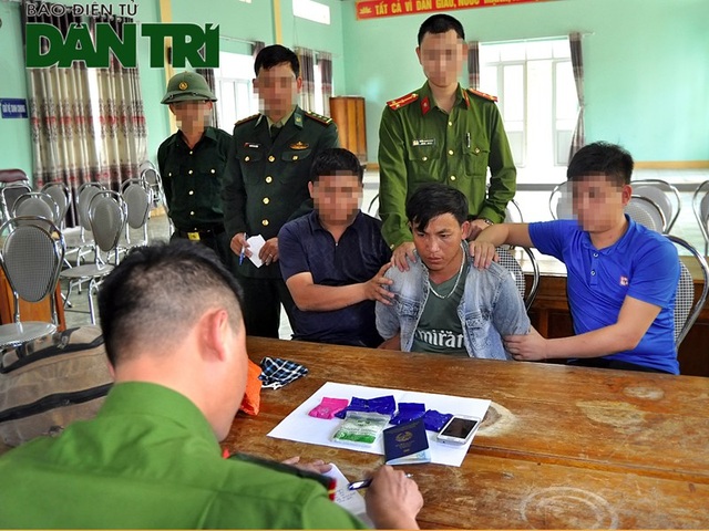 Bắt người đàn ông nước ngoài mang ma túy đá vào Việt Nam tiêu thụ - 1 Đối tượng Neeng Po Dang bị lực lượng chức năng Việt Nam tại Hà Tĩnh bắt giữ.