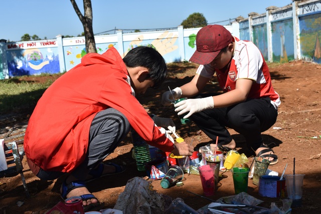 Học sinh đưa ước mơ, thông điệp cuộc sống lên các bức tường trong trường học - 4 Học sinh miệt mài pha màu để vẽ lên các bức trường trong trường học