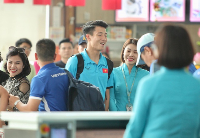 Đội tuyển Việt Nam lên đường sang Malaysia đá trận chung kết lượt đi - 15
Các tuyển thủ Việt Nam đang rất vui vẻ, sau chiến thắng tưng bừng trước Philippines đêm qua