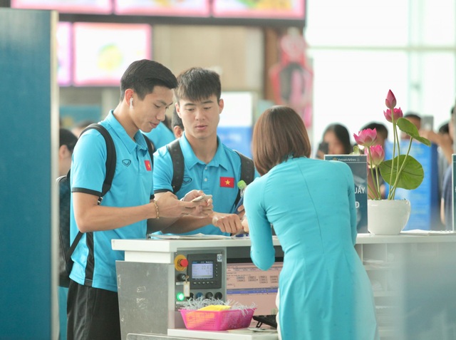 Đội tuyển Việt Nam lên đường sang Malaysia đá trận chung kết lượt đi - 13
Bộ đôi trung vệ thép Quế Ngọc Hải và Duy Mạnh của đội tuyển Việt Nam