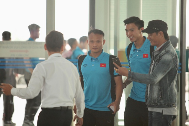 Đội tuyển Việt Nam lên đường sang Malaysia đá trận chung kết lượt đi - 10
Người hâm mộ chụp ảnh cùng Trọng Hoàng và Văn Hậu
