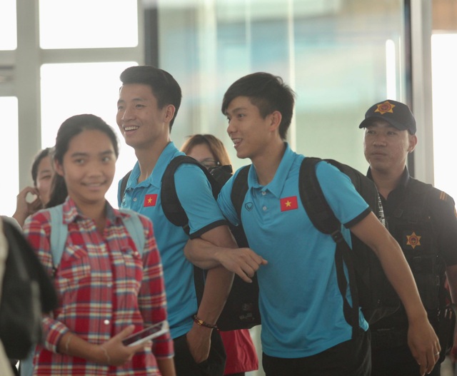 Đội tuyển Việt Nam lên đường sang Malaysia đá trận chung kết lượt đi - 8
Nụ cười của trung vệ Bùi Tiến Dũng và tiền vệ Phan Văn Đức