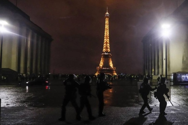 Pháp tính đóng cửa tháp Eiffel vì lo bạo động leo thang - 1 Lực lượng an ninh tuần tra tháp Eiffel (Ảnh: EPA)