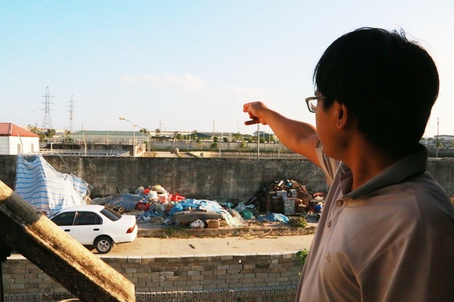 Ninh Bình: Bao giờ dân hết “kêu cứu” vì bị nhà máy xử lý nước thải trong KCN hành đến “ngộp thở”? - 4 Anh Doanh cho biết, chưa biết đến bao giờ người dân mới được sống trong bầu không khí không còn mùi hôi thối từ nhà máy xử lý nước thải bốc ra.