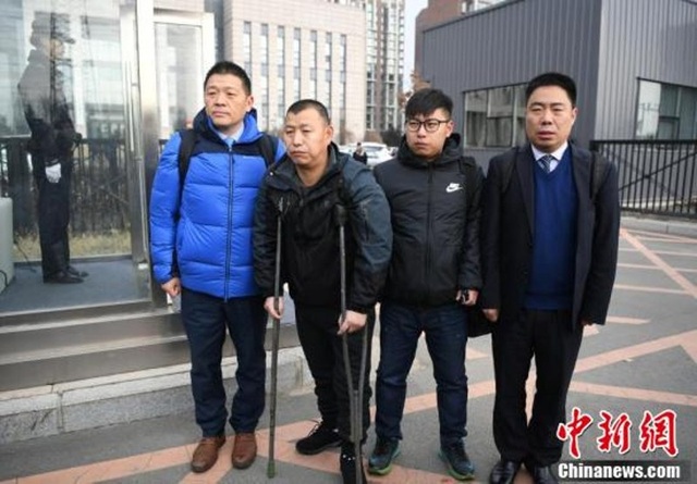 Sau 23 năm ngồi tù mới được tuyên bố là vô tội - 2 Jin Zhelong năm nay 50 tuổi, cùng người thân sau khi được trả tự do